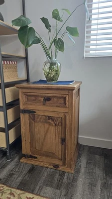 Armário de armazenamento vintage Pottery Barn com gaveta, marrom claro, 19 polegadas x 28 polegadas x 16 polegadas - Imagem 1 de 4