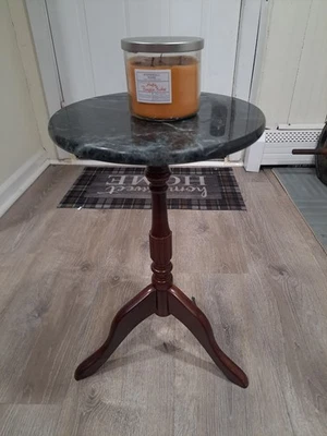 Винтажная подставка для растений Bombay Company из зеленого мрамора сверху / приставной столик - Изображение 1 из 4