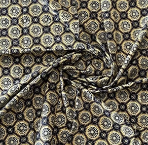 Tela estampada geométrica en negro y verde  - Imagen 1 de 2