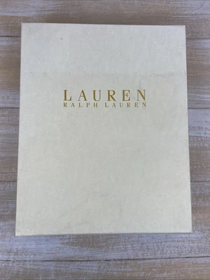 "Solo caja de regalo Lauren Ralph Lauren beige con letras doradas 141/2"" x111/2"" x21/4""" Foto 1 de 4