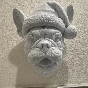 Französische Bulldogge 9" Wandskulptur mit Nikolausmütze | Urlaub Hund Weihnachtsdeko - Bild 1 von 11