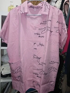 NWT ~ Pink Scrub Top w/ Unique Black Cursive Design ~ Medium Fit ~ - Picture 1 of 8