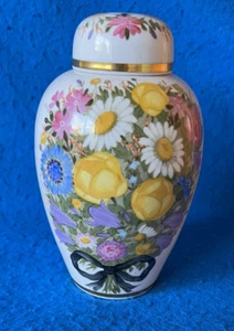 Prunkvolle Deckelvase mit Blumen- und Insektenmalerei Nymphenburg - Bild 1 von 14