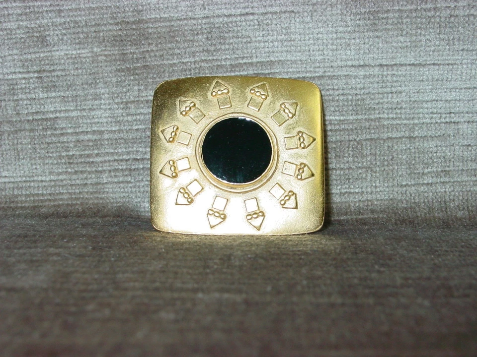 Prendedor de piedra negra con motivo indio egipcio peltre dorado joyería jonette "JJ" Foto 1 de 1