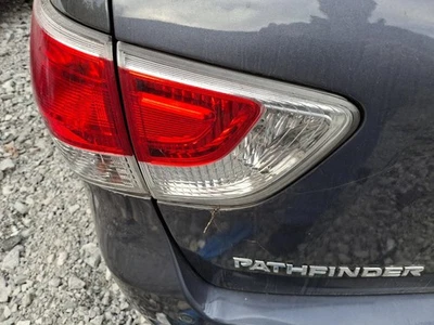 Conjunto de luz trasera izquierda usado se adapta a: Nissan Pathfinder 2013 montado en puerta izquierda Gra Foto 1 de 4