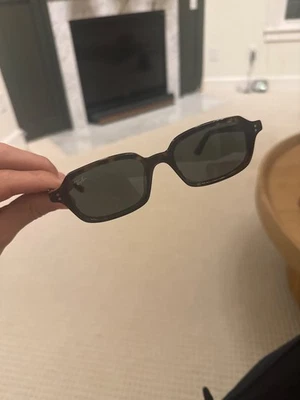 Gafas de sol Ray-Ban RB4455 Zuri montura tortuga de base biológica, lentes grises Foto 1 de 3