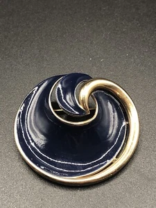 Vintage signed Crown Trifari gold tone Navy Blue brooch 1 3/4” Swirl - Picture 1 of 10
