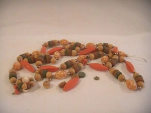 COLLECTION OF LOOSE BEADS, WOOD , PLASTIC, CORK METAL ORANGE THEME. GERMAN - Picture 1 of 3