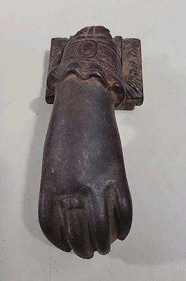 Antiguo hierro fundido victoriano ornamentado a mano sosteniendo una bola puerta llamara herrajes Foto 1 de 4