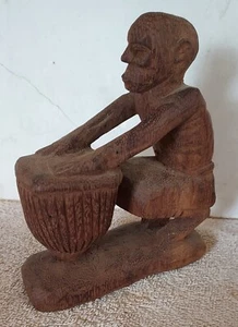 Wood African Carved Man And Drum 5 1/2" Tall - Foto 1 di 19