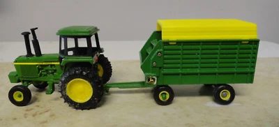 Combinación de 2 piezas ERTL de colección, tractor Jonn Deere, con vagón de heno BONITO D/S Foto 1 de 4