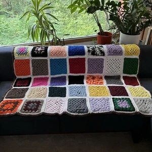 Manta cuadrada afgana de ganchillo multicolor vintage usada en excelente estado 58”x42” - Imagen 1 de 5