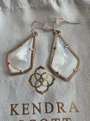 Pendientes colgantes Kendra Scott Alex oro rosa en perla marfil Foto 1 de 4