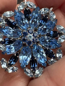 SHERMAN Shades Of Blue Rhinestone Brooch & Daisy Flower Earrings, SIGNED - Photo 1 sur 9