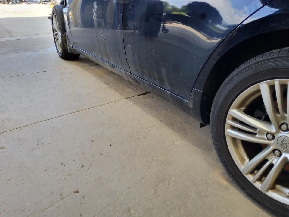 Driver Side Q40       2015 Rocker Panel Moulding 487000 - Image 1 of 1