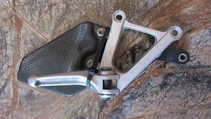 APRILIA RSVR estriba derecha montaje suspensión carbono 1000 98 99 00 01 02 03 E11881 - Imagen 1 de 5