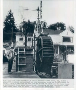 1977 Press Photo Cliff Rees & His Windmill Powered Water Wheel Seattle WA - Picture 1 of 2