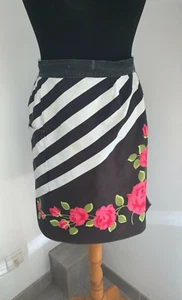 Beau tablier vintage en coton noir et roses - Picture 1 of 3