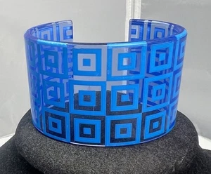 Brazalete minimalista modernista ancho transparente translúcido azul lucite - Imagen 1 de 7