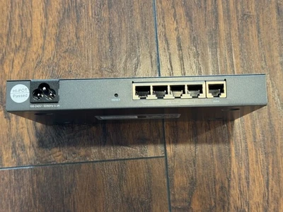 TP-Link TL-R600VPN SafeStream Gigabit Multi-WAN Desktop VPN Router - Image 1 of 4