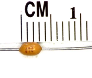 4 pcs Ceramic Capacitors. 33 pF ±5% 200V C0G, NPO, axial 6B3-12 - Picture 1 of 2