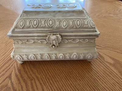 Cofre del tesoro vintage de metal, pequeño, con patas, crema con cierre de cabeza de elefante  Foto 1 de 4