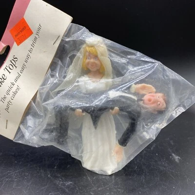 Nuevo Antiguo Stock Humoroso Novia y Novio Boda Pastel Topper 1987 Wilton Hong Kong Foto 1 de 4
