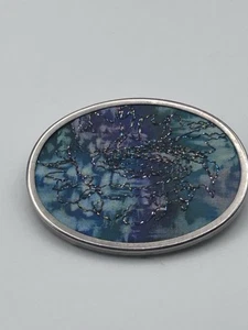 Broche abstracto pintado a mano sobre seda DANUTA UHLIG vintage plateado púrpura verde azulado - Imagen 1 de 6