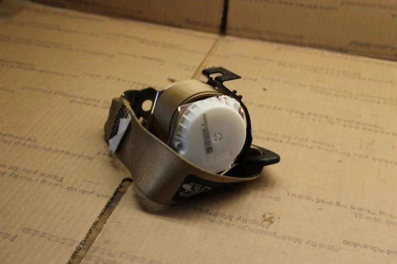 2006 2007 BMW 530i 550i E60 центр задний ремень безопасности желтовато-коричневый бежевый - Изображение 1 из 4