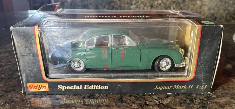 Special Edition Maisto 1959 Green Jaguar Mark II Diecast Model - Scale 1 18