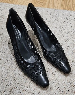 Zapatos de salón Sesto Meucci de cuero negro recortado con tacones dorados Italia 8,5 N 8,5N Foto 1 de 4