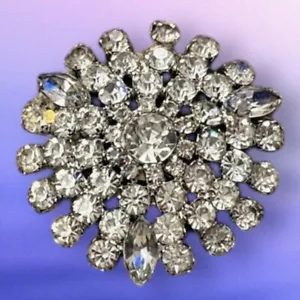 Vintage Sparkle and Shine faceted Rhinestones Snowflake pin Brooch - Picture 1 of 7