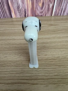 Dispenser caramelle vintage Snoopy PEZ con piedi arachidi Charlie Brown Snoopy cane! - Foto 1 di 4