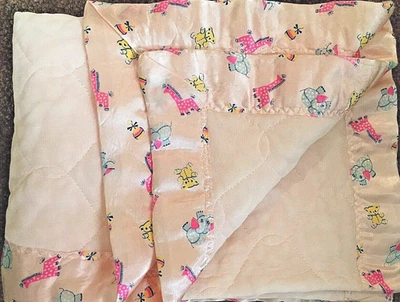 Manta bebé vintage años 60 rosa claro acolchada nailon/satén ribete  Foto 1 de 4