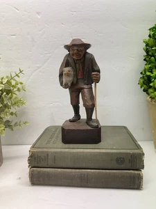 Geschnitzter Holzmann Bauer hält / trägt SCHWEIN Skulptur Figur Anri - Bild 1 von 8