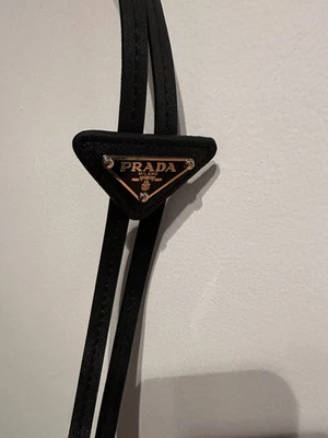 Corbata bolo de cuero Prada Saffiano negra - logotipo triangular Foto 1 de 4