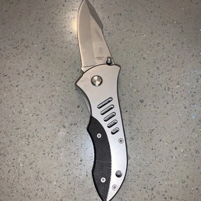 Navaja de bolsillo de acero inoxidable afilada con empuñaduras Foto 1 de 4