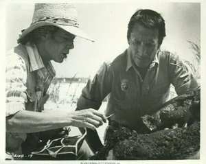 ROY SCHEIDER JAWS 2 ORIGINAL 8X10" PHOTO #A2499 - Bild 1 von 2