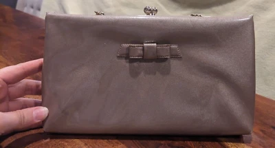 Vintage 50s-60s Gray Patent Evening Clutch Bag, Metal Frame, Clasp, and Chain - Image 1 of 4