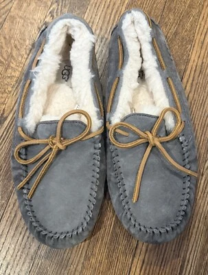 UGG DAKOTA Piel de Oveja MUJERES Mocasín Gamuza Zapatillas Cuero ~ Gris ~ EE. UU. 8 Foto 1 de 4