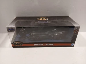 Jada BATMOBILE & BATMAN 1:32 Diecast - Hollywood Rides - Picture 1 of 3