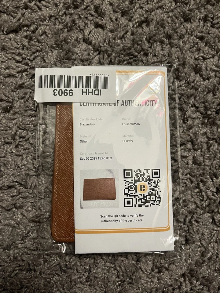 Louis Vuitton Taiga Estuche Plegable para Tarjetas de Identificación Cartera Delgada en Marrón Foto 1 de 2