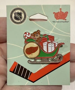 NHL Detroit Red Wings Christmas Aminco. Collector Pin Teddy Bear Sleigh NEW - Picture 1 of 5