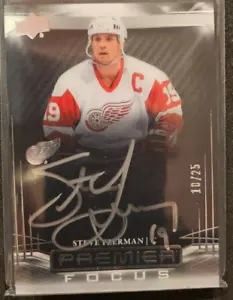 Autografi Upper Deck Premier Focus 2022-23 - Steve Yzerman AUTO /25 - Foto 1 di 3