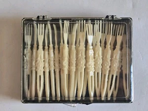 Fourchettes à apéritif plastique vintage Agiftcorp 24 cocktail fête ivoire - Photo 1/4