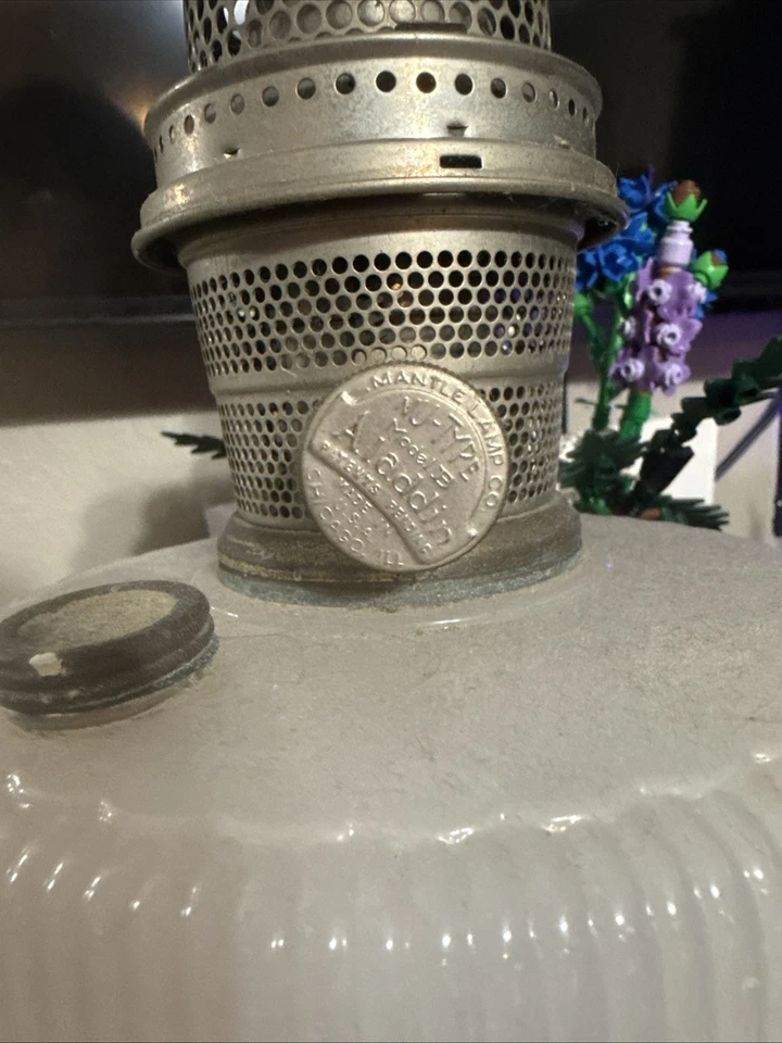 This is a Model B96  Aladdin White Moonstone, Silver base, Queen. - Image 1 of 4