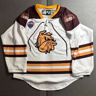Camiseta deportiva blanca UMD University Minnesota Duluth Bulldogs de hockey K1 talla juvenil YXL Foto 1 de 3