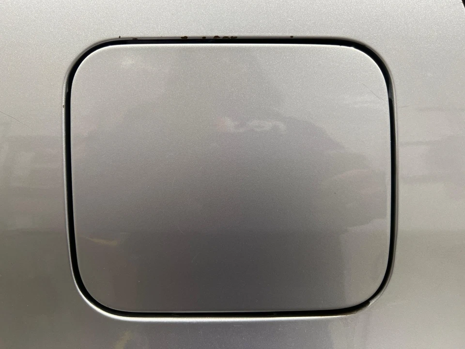 2007 - 2012 Nissan Versa Brilliant Silver-K23 Guel Gas Tank Door Cover Lid Foto 1 de 1