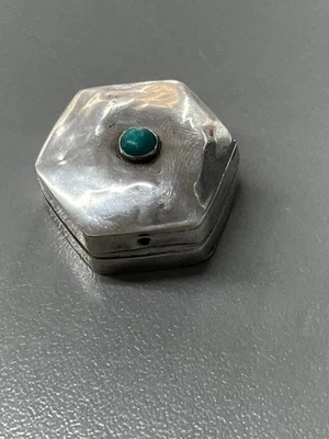 Pequeña caja de pastillas o baratijas de plata de ley con piedra turquesa 4,95 g 1" x 1" Foto 1 de 4
