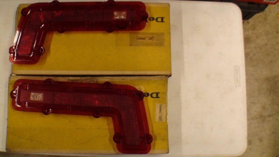 Pontiac Catalina 1968 y lentes de luz trasera Nos LH 5960341 y RH 5660342 Foto 1 de 1